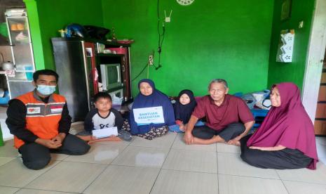 Rumah Zakat kembali menyalurkan bantuan kesehatan kepada Andika seorang anak remaja berusia tujuh belas tahun yang mengalami kebocoran jantung dari usia 5 tahun, Sabtu (11/6/2022) lalu.