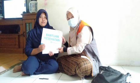 Rumah Zakat kembali menyalurkan bantuan kesehatan kepada keluarga Almarhum Eni yang mengalami kecelakaan sehingga harus menjalankan amputasi tangan.