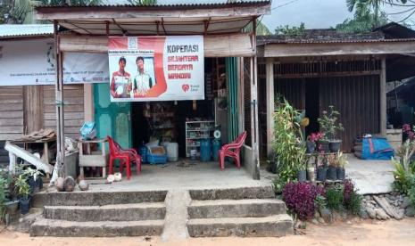 Rumah Zakat kembali menyalurkan bantuan modal kepada BUMMas sejahtera Berdaya Mandiri yang berada di desa berdaya Simatorkis, kecamatan Dolok, Kabupaten Padang Lawas Utara, provinsi Sumatera Utara Ahad (14/11). Penyaluran dilaksanakan sore hari jam 16.00 wib bertepatan ketika penjualan sembako yang dijual di pekan Simatorkis.