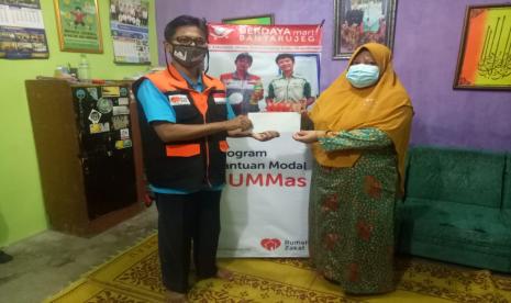 Rumah Zakat kembali menyalurkan bantuan modal usaha kepada angggota Badan Usaha Milik Masyarakat (BUMMas) Sumber Mapan di Desa Berdaya Sumber Banjarsari.