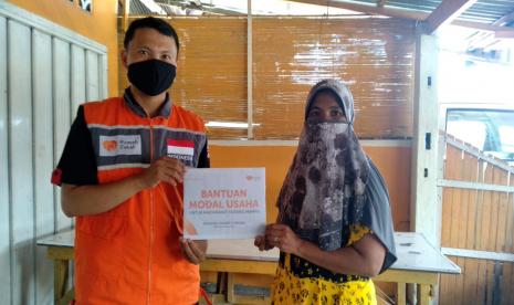 Rumah Zakat kembali menyalurkan bantuan modal usaha kepada masyarakat. Kali ini bantuan modal usaha diberikan kepada Gusmita yang berprofesi sebagai penjual lotek, es serut dan kerupuk mie kuah.