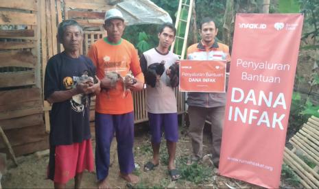 Rumah Zakat kembali menyalurkan Bantuan Modal Usaha untuk Kelompok Ternak Berkah Berdaya di Desa Wagir Kidul, Ponorogo pada Kamis (15/10). Bertempat di kandang Kelompok Ternak Berkah Berdaya, bantuan berupa paket calon indukan ayam Kampung Unggul diserahkan Relawan Rumah Zakat kepada anggota