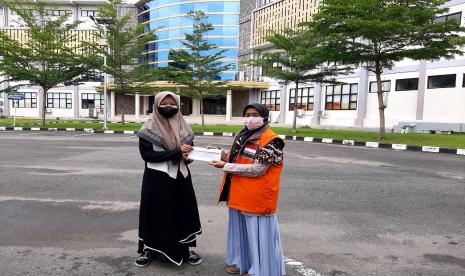 Rumah Zakat kembali menyalurkan bantuan pendidikan untuk membantu meringankan biayapendidikan peserta didik di Kota Padang, Ahad (23/4). Dalam kesempatan kali ini, yang mendapatkan bantuan pendidikan dari Rumah Zakat adalah Diyana, seorang mahasiswi Universitas Negeri Padang prodi Matematika angkatan 2018 yang tengah memasuki semester 8, namun terkendala masalah dana membayar uang kuliah semester.