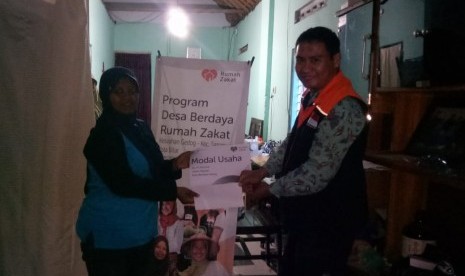 Rumah Zakat kembali menyalurkan modal  usaha kepada Iin, perajut dari Blitar.