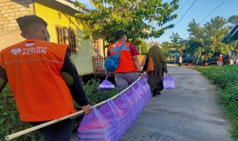 Rumah Zakat kembali menyalurkan paket Berbagi Buka Puasa (BBP) pada Jumat (16/04) sore. Kali ini paket BBP disalurkan di desa berdaya Sungai Lulut, kecamatan Banjarmasin Timur.