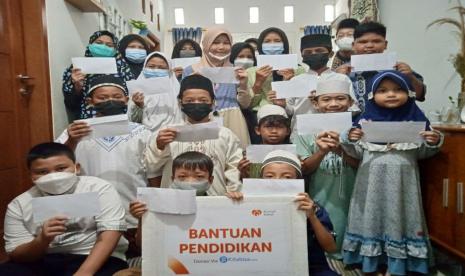 Rumah Zakat kembali menyalurkan program bantuan pendidikan kepada 77 anak yatim, piatu dan yatim piatu terdampak Covid-19. 