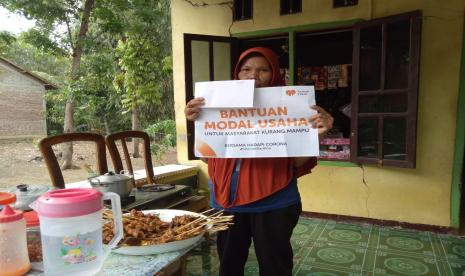 Rumah Zakat kembali menyerahkan bantuan penguatan modal kepada masyarakat untuk mempertahankan sekaligus mendorong pelaku usaha kecil dan mikro. Bantuan Modal Usaha yang disalurkan pada hari Sabtu (17/10) ini diberikan kepada 3 orang pelaku UKM di Desa Kebandingan, Kecamatan Kedungbanteng dengan jenis usaha yang berbeda beda.