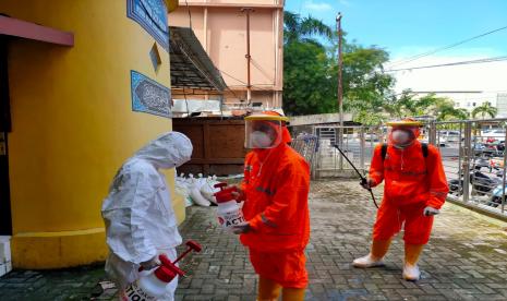 Rumah Zakat lakukan penyemprotan di Masjid Asy-Syifa, Banjarmasin, yang berada di lingkungan RSUD Ulin Banjarmasin tempat rujukan corona.