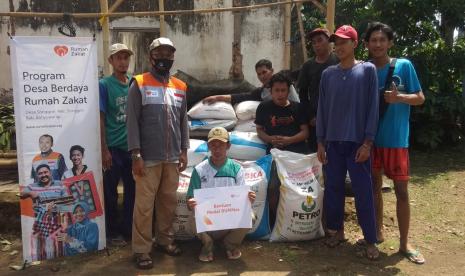  Rumah Zakat langsung menyalurkan bantuan pupuk untuk BUMMas Bolokopi, Sabtu (23/10).