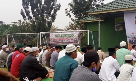 Rumah Zakat melaksanakan kegiatan sholat istisqo di lapangan R Arhanud Harapan Raya Pekanbaru.