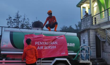  Rumah Zakat melakukan aksi penyaluran air bersih menggunakan truk tangki dengan kapasitas sebanyak 5.000 liter.