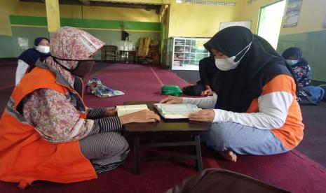 Rumah Zakat melakukan kegiatan pembinaan secara offline kepada anak juara di Masjid Baiturrohim, Sumber, Surakarta.