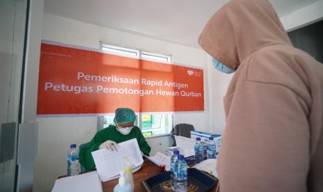 Rumah Zakat melakukan pemeriksaan kesehatan kepada petugas pemotong hewan qurban dengan mengadakan rapid tes antigen untuk mereka.