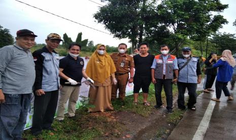 Rumah Zakat melakukan penanaman 1.000 batang pohon guna pengembangan hutan kemasyarakatan. 