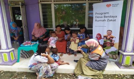  Rumah Zakat melakukan sosialisasi dan edukasi tentang Corona kepada warga Desa Kubangsari, Brebes pada selasa (17/3). 