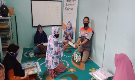 Rumah Zakat melakukan sosialisasi dan pembagian APD berupa face shield di Rumah Quran Al Huda.