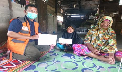 Rumah Zakat melalui Cita Sehat Foundation menyalurkan bantuan kesehatan untuk Nualian di Desa Pante Ara, Kabupaten Nagan Raya, Daerah Istimewa Aceh, Jum’at (5/1). Bantuan tersebut merupakan hasil donasi yang dilakukan melalui platform penggalangan dana kitabisa.com.