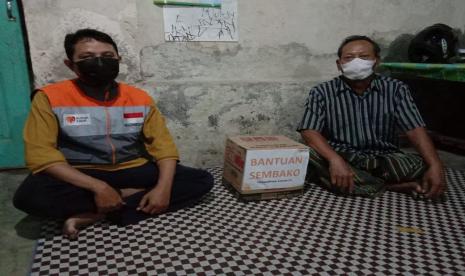 Rumah Zakat melalui Fasilator Desa Kademangaran, yakni Aris Budiawan menyalurkan bantuan paket sembako berupa beras, kecap, minyak sayur, telor, dan mie Instan kepada warga yang terdampak pandemi Covid-19 yaitu Nursalim dan Wakhid, Kamis (22/7).