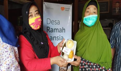 Rumah Zakat melalui Fasilitator Desa Berdaya bersinergi dengan tenaga kesehatan desa mengadakan Posbindu-PTM untuk lansia di Desa Kalimaro, Selasa (20/10). 