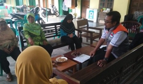 Rumah Zakat melalui Fasilitator Desa Berdaya Bolon Kus Irsanto memberikan pendampingan kepada 13 pengrajin karak.