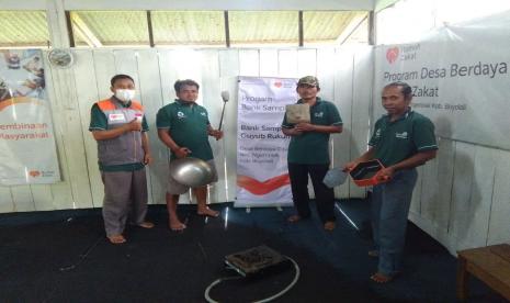 Rumah Zakat melalui fasilitator desa berdaya Dibal menyalurkan bantuan berupa alat pembuatan paving block yang berbahan dari sampah plastik.