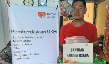 Rumah Zakat melalui fasilitator Desa Berdaya memberikan bantuan sarana usaha berupa alat impulse sealers kepada Fahrurozi salah satu member binaan Rumah Zakat.