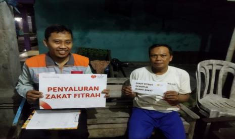 Rumah Zakat melalui fasilitator desa berdaya menyalurkan zakat fitrah pada malam lebaran di Desa Dibal, salah satunya kepada Kardi.