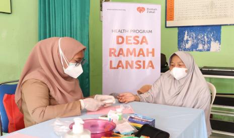 Rumah Zakat melalui kader pendamping tengah giat menjalankan program ramah lansia di posbindu Mawar. Kegiatan ini berkolaborasi dengan Puskesmas Ratu Jaya dan Kader Posbindu di desa ramah lansia Ratu jaya, Cipayung, Depok. Jumlah lansia binaan kader pendamping terdapat 40 orang lansia yang berada di sekitar lokasi.