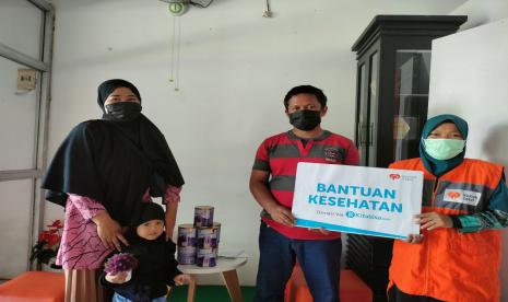 Rumah Zakat melalui program kesehatannya menyalurkan bantuan kepada Asryila, seorang anak berusia 3 tahun yang mengidap penyakit jantung bawaan, Jumat (5/8/2022). 