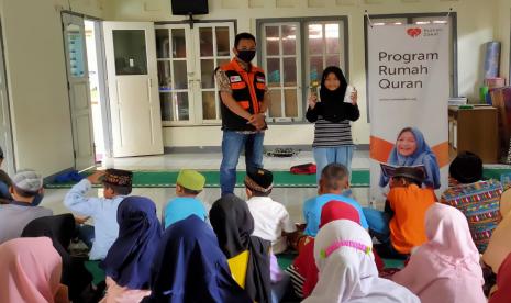 Rumah Zakat melalui program Rumah Quran menyalurkan bantuan untuk pengajar, buku serta alat tulis di Rumah Quran Alhakim.