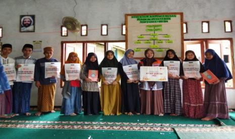 Rumah Zakat melalui Relawan Inspirasi Desa Berdaya Cikeusik menyalurkan 14 paket Syiar Quran kepada pondok pesantren Salafiah yang beralamat di Citarik RT.01 RW.02 Desa Cikeusik, Kecamatan Cikeusik, Kabupaten Pandeglang, Banten.