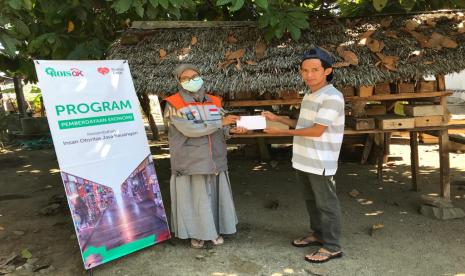 Rumah Zakat melalui Relawan Inspirasi di Desa Berdaya Senaru, Kecamatan Bayan Kabupaten Lombok Utara salurkan modal usaha untuk usaha madu trigona. Bantuan diterima langsung  Wardiman Ali, Zullkifli dan Mba Dewi sebagai pelaku usaha madu trigona Lombok Utara khusunya di Kec. Bayan.