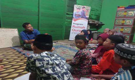 Rumah Zakat melalui Relawan Inspirasinya di Desa Dahari Indah gencar menggalakkan program maghrib mengaji.