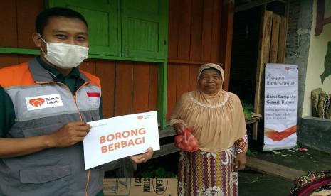  Rumah Zakat melalui relawannya di Desa Berdaya Dibal, Boyolali kembali melakukan aksi borong berbagi.