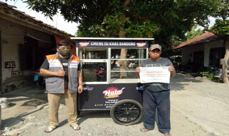 Rumah Zakat melalui Relawannya di Desa Berdaya Kebandingan, Kecamatan Kedungbanteng menyerahkan bantuan gerobak dagang untuk usaha cireng isi milik Ahmad Yusuf, Senin (20/7).