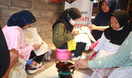  Rumah Zakat melalui Rumah Literasi Sregep Sinau Desa Kedungumpul bekerja sama dengan Batik Latifah menggelar pelatihan membatik untuk anak, Ahad (31/10).