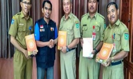 Rumah Zakat membagikan 1.050 Alquran kepada warga Bima.