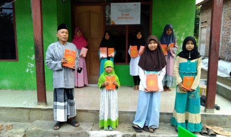 Rumah Zakat membagikan Alquran sebagai bagian dari program Syiar Quran.