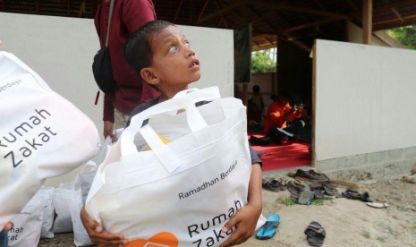 Rumah Zakat membagikan kado lebaran di DOnggala, salah satunya untuk Rizwan.