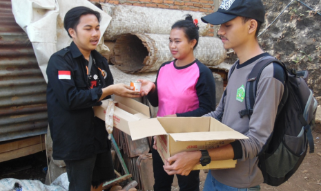 Rumah Zakat membagikan kornet Superqurban di Desa Cibiru Wetan.