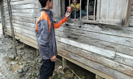 Rumah Zakat membagikan kornet untuk korban banjir.