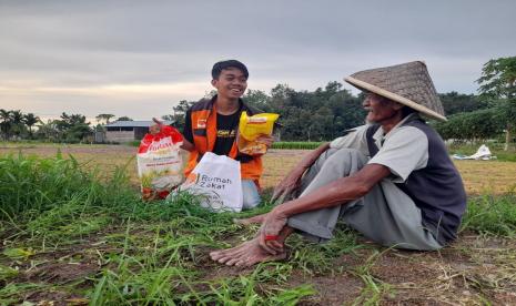 Rumah Zakat membagikan paket Bingkisan Lebaran keluarga (BLK) kepada keluarga dhuafa atau prasejahtera di Desa Binaan Perhentian Marpoyan, Pekanbaru, Riau, pada Sabtu (9/4/22).