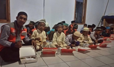 Rumah Zakat membagikan paket buka puasa di Cilegon.