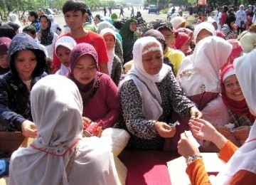 Rumah Zakat membagikan paket sembako kepada warga (ilustrasi)