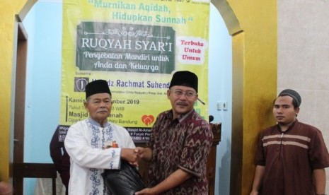 Rumah Zakat membagikan paket Superqurban.