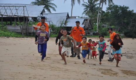 Rumah Zakat membahagiakan anak-anak di perbatasan Indonesia dan Malaysia di Sambas, Sabtu (9/11).