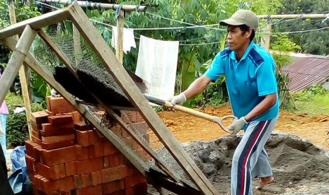 Rumah Zakat membangun jamban sehat untuk warga Desa Sapuran.