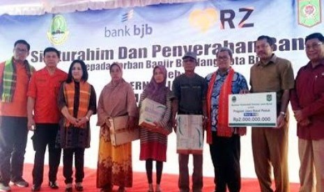 Rumah Zakat membantu bersih-bersih pascabanjir Bima.