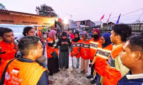 Rumah Zakat membantu korban kebakaran Kampung Bulak, Rabu (28/8).