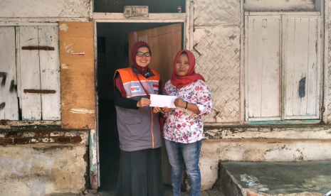 Rumah Zakat membantu melunasi utang Mufrodah. 